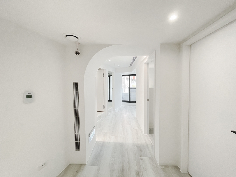 開闊純白的走廊空間。照片來源：ZOEI SPA
