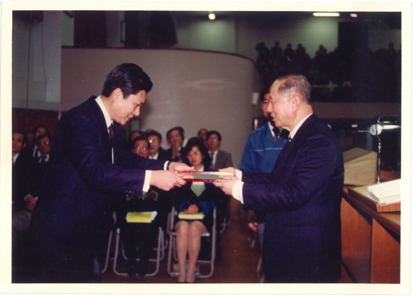永隆鋁業董事長郭清松（圖左）從大同公司董事長林挺生（圖右）手中，獲頒大同電鍋優良協力廠商。