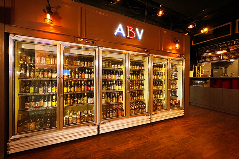 店內３００種精釀啤酒冰箱，圖片由ABV閣樓餐酒館提供