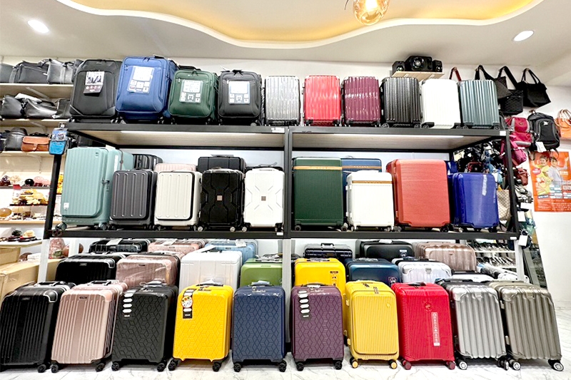 店內提供多款行李箱供消費者挑選