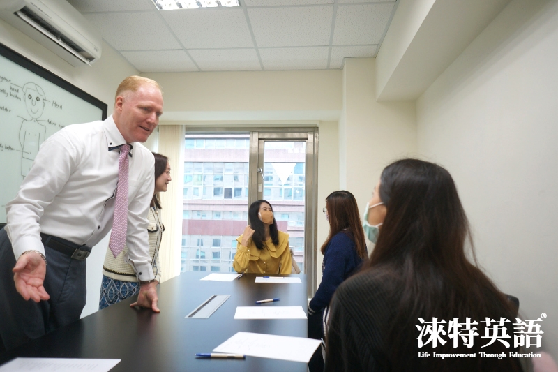 為淶特英語執行長Ian在體驗課中與學員對話照，圖片由淶特英語提供
