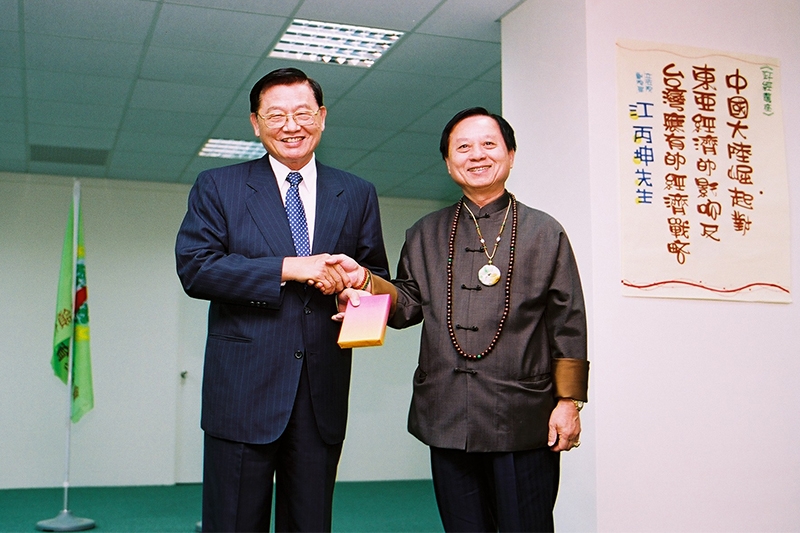 2000年政經學院_江丙坤演講，圖片由財團法人世界領袖教育和平基金會提供