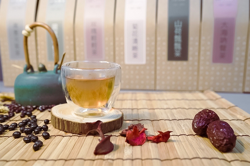 數款漢方養生茶包及各式漢方商品滿足現代人需求。圖/心元漢方提供