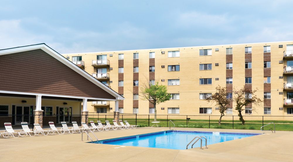 Chestnut Lake Apartments in Strongsville | Chestnut Lake Apartments