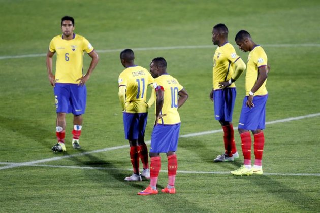 CA099. VALPARAÍSO (CHILE), 15/06/2015.- Los jugadores de la selección ecuatoriana tras caer derrotados ante Bolivia al término del partido Ecuador-Bolivia, del Grupo A de la Copa América de Chile 2015, en el Estadio Elías Figueroa Brander de Valparaíso, Chile, hoy 15 de junio de 2015. EFE/Carlos Succo