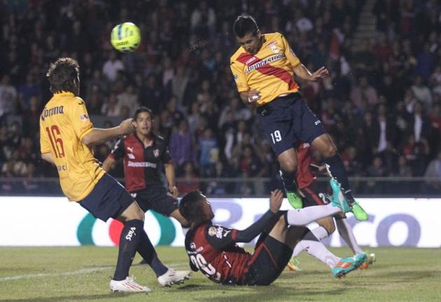 MEX44. GUADALAJARA (MÉXICO), 17/01/2015.- El jugador del Atlas Rodrigo Millar (abajo) disputa el balón con Luis Cardozo (d) de Monarcas hoy, sábado 17 de enero de 2015, en un partido de la jornada 2 d