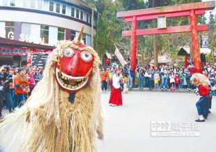 溪頭妖怪村新春山神祭，為遊客除穢祈福。（廖志晃攝）