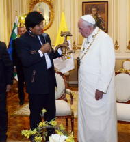Presidente da Bolívia, Evo Morales, presenteia papa com uma foice e um martelo adornados com um Cristo crucificado, em La Paz, na Bolívia, na quarta-feira. 08/07/2015 REUTERS/Presidência da Bolívia/Divulgação