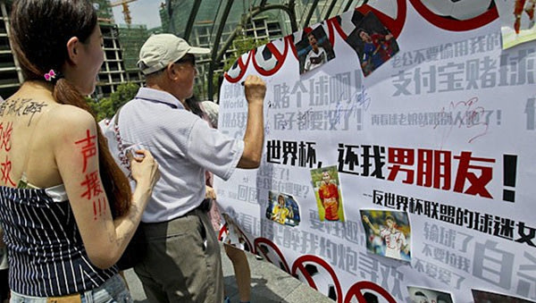 Phụ nữ Thượng Hải biểu tình ngăn chồng xem World Cup WC6-6384-1405070277-20140711-102114-113