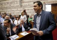 El primer ministro griego, Alexis Tsipras, llega para una sesión del partido gobernante Syriza, en el Parlamento en Atenas, Grecia, 10 de julio de 2015. El primer ministro de Grecia, Alexis Tsipras, pidió el viernes a los legisladores de su partido de izquierda que apoyen un severo paquete de reformas económicas, luego de ofrecer concesiones de última hora a sus acreedores para intentar salvar al país de un colapso financiero. REUTERS/Jean-Paul Pelissier