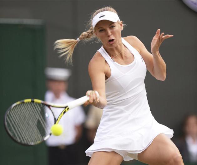 WIM49. WIMBLEDON (REINO UNIDO), 25/06/2014.- La tenista danesa Caroline Wozniacki devuelve una bola a la británica Naomi Broady, durante el partido de segunda ronda del torneo de tenis de Wimbledon qu