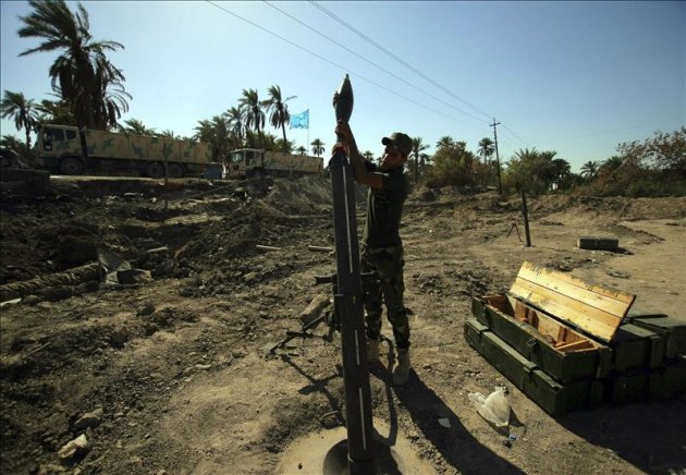 Fotografía en la que aparece un miembro de la milicia chií Asaib Ahl Al-Haq mientras carga un mortero durante unos combates contra el Estado Islámico (EI), en Jurf al-Shakher, al sur de Bagdad (Irak). EFE/Archivo
