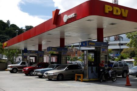 Autos cargan gasolina en una estación de servicio de Petróleos de Venezuela (PDVSA) en Caracas