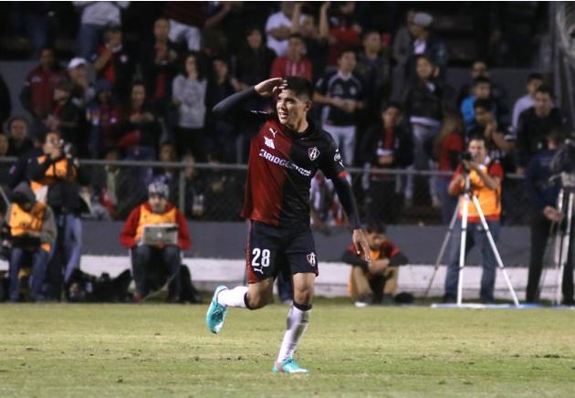 MEX46. GUADALAJARA (MÉXICO), 17/01/2015.- El jugador del Atlas Martín Negrete celebra una anotación ante Monarcas hoy, sábado 17 de enero de 2015, en un partido de la jornada 2 del Torneo Clausura, en