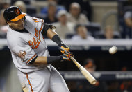 Nelson Cruz de los Orioles de Baltimore batea un jonrón en el quinto inning ante los Yanquis de Nueva York, el martes 23 de septiembre de 2014. (AP Foto/Kathy Willens)
