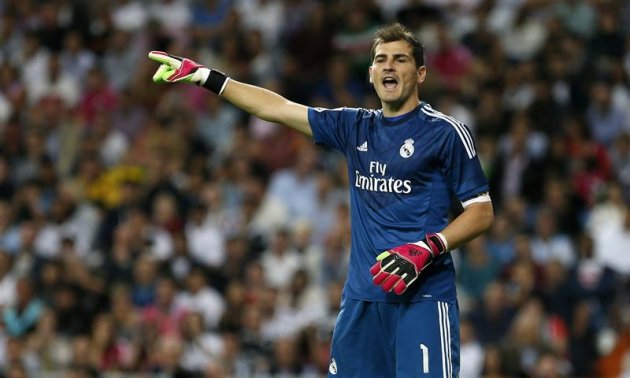 GRA335. MADRID, 05/10/2014.- El portero del Real Madrid Iker Casillas da instrucciones a sus compañeros en su partido ante el Athletic Club de Bilbao, durante el encuentro correspondiente a la séptima jornada de Primera División, que disputan esta noche en el estadio Santiago Bernabéu en Madrid. EFE / JuanJo Martin