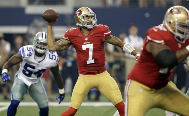 San Francisco 49ers el mariscal de campo Colin Kaepernick (7) lanza un pase en la primera mitad de un partido de fútbol de la NFL contra los Vaqueros de Dallas, Domingo, 07 de septiembre 2014, en Arlington, Texas.  (AP Photo / LM Otero)