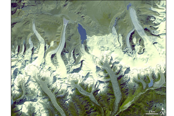 Lenguas glaciares del Himalaya a su paso por Bután extendiéndose valle abajo. (Crédito LiveScience).