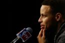 Stephen Curry, de los Golden State Warriors, habla con la prensa tras el tercer partido de la final de la Conferencia Oeste de la NBA contra los locales Oklahoma City Thunder el 22 de mayo de 2016