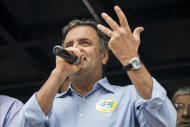 El candidato opositor a la Presidencia de Brasil Aecio Neves (c) habla en un mitin en Sao Paulo con trabajadores de la construcción civil como parte de su campaña de cara a la segunda vuelta electoral del próximo 26 de octubre, en la cual enfrentará a la actual mandataria, Dilma Roussef. EFE