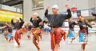 去年獲贊助免費參觀科工館的台東縣知本國中學生，4日表演卑南族舞蹈感謝贊助者。（呂素麗攝）