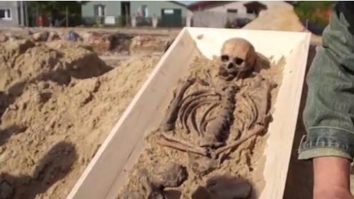 Un nouveau squelette de 'vampire' découvert en Pologne Le-squelette-de-cette-personne-probablement-accusee-de-vampirisme-a-ete-decouvert-dans-le-cimetiere-de-la-ville-de-kamien-pomorski-en-pologne_65644_w620