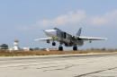 Un bombardier russe Sukhoi Su-24 décolle de la base aérienne de Hmeimim, dans la province de Lattaquié, en Syrie, le 3 octobre 2015