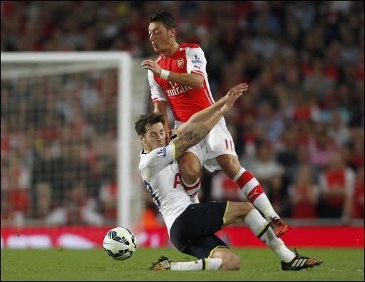 Özil im Zweikampf mit einem Tottenham-Spieler