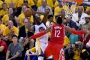 Draymond Green, de los Golden State Warriors, recibe una falta de Dwight Howard, de los Houston Rockets, en el segundo partido de la final de la Conferencia Oeste de la NBA el 21 de mayo de 2015 en Oakland (California, EEUU)