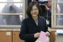 En la imagen, la candidata presidencial del Partido Progresista Democrático (DPP), Tsai Ing-wen, deposita su voto en un colegio electoral en Nuevo Taipéi