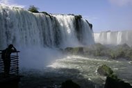 Um visitante observa as Cataratas do Iguaçu em março de 2008