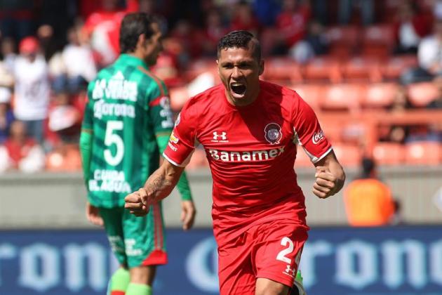 MEX04. TOLUCA (MÉXICO), 18/01/2015.- El jugador de Toluca Richrad Ortiz celebra un gol ante Jaguares hoy, domingo 18 de enero de 2015, durante un partido de la jornada 2 del Torneo Clausura realizado 