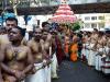 Des fidèles hindous s'apprêtent à tirer un char lors de la fête du dieu Ganesh, le 30 août 2015 dans le quartier de La Chapelle à Paris