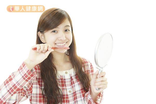 建議使用含氟牙膏刷牙，搭配牙線的使用，有助預防蛀牙問題。