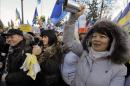 Ciudadanos ucranianos gritan consignas durante una concentración ante el Parlamento en Kiev, Ucrania. EFE/Archivo