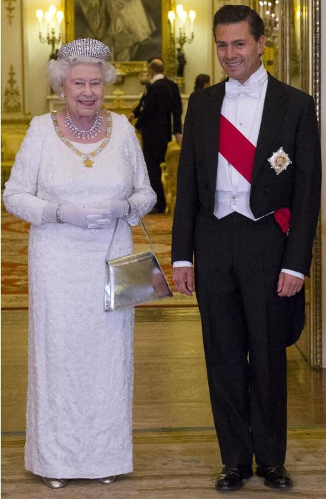 Britain's Queen Elizabeth II, left, poses for a photograph with Mexican President, Enrique Pena Nieto, before a State Banquet at Buckingham Palace in London, Tuesday, March 3, 2015. The Mexican Presid