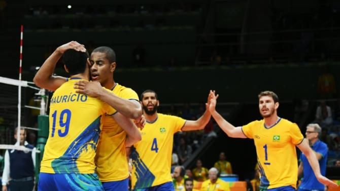 Jogadores da seleÃ§Ã£o brasileira de vÃ´lei comemoram ponto durante partida contra os EUA, nos Jogos OlÃ­mpicos do Rio, no dia 11 de agosto de 2016
