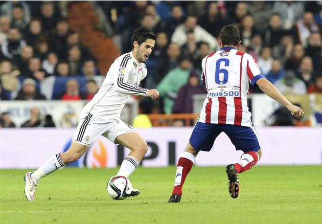 GRA324. MADRID, 15/01/2015.- El centrocampista del Real Madrid Francisco Alarcón "Isco" con el balón ante el centrocampista del Atlético de Madrid Koke Resurrección, durante el partido de vuelta de lo