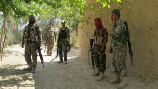  ذبح ثمانية من أعضاء تنظيم الدولة الاسلامية وميليشيا منافسة في أفغانستان 151220215816_afghan_security_forces_624x351_reuters_nocredit