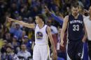 Stephen Curry de los Warriors de Golden State señala tras encestar un triple frente a Marc Gasol (33) de los Grizzlies de Memphis, el lunes 13 de abril de 2015. (AP Foto/Marcio Jose Sanchez)