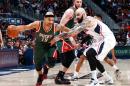 Jerryd Bayless (izq.), de los Milwaukee Bucks, protagoniza una jugada con Pero Antic, de los Hawks, en el partido de la NBA disputado el 30 de marzo de 2015 en Atlanta (EEUU)