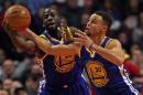 Draymond Green (izq) y Stephen Curry capturan un rebote durante el partido de la NBA entre Golden State Warriors y Bulls disputado el miércoles 20 de enero en Chicago (EEUU)