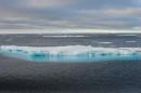 Bloque de hielo visto el 23 de septiembre de 2015 desde el rompehielo canadiense Amundsen, que navega en una región del océano Árctico en una época en que debería estar congelado