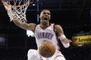 ARCHIVO - En esta foto de archivo del 13 de noviembre de 2015, el guardia del Thunder de Oklahoma City, Russell Westbrook, clava el balón durante el segundo periodo del partido de la NBA ante los 76ers de Filadelfia en Oklahoma City. Una persona con conocimiento directo de la situación dijo el jueves 4 de agosto de 2016 a The Associated Press que el Thunder alcanzó un nuevo acuerdo con Westbrook por tres años y 87,5 millones de dólares. (AP Foto/Sue Ogrocki, Archivo)