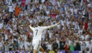 El delantero del Real Madrid Cristiano Ronaldo celebra tras marcar un gol el sábado en la victoria de su equipo ante el Barcelona. Oct 25, 2014. El Real Madrid se recuperó el sábado de una rápida desventaja y derrotó 3-1 al Barcelona por la liga española de fútbol, para acercarse al conjunto catalán en lo más alto de las posiciones. REUTERS/Juan Medina