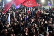 Des partisans fêtent la victoire du parti de la gauche radicale Syriza aux élections législatives, le 25 janvier 2015 à Athènes