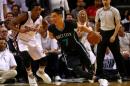 Jeremy Lin (D), de los Charlotte Hornets, traslada la pelota ante la marca de Josh Richardson, de Miami Heat, en partido de la primera ronda de los playoffs de la NBA, el 27 de abril de 2016 en Miami