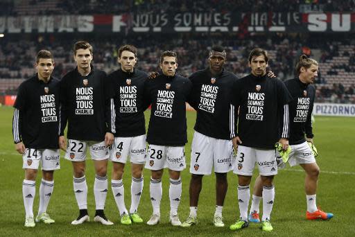 Los jugadores del Lorient usan camisetas negras con la inscripci&oacute;n "Nous sommes tous Charlie" (Todos nosotros somos Charlie) para rendir tributo a las v&iacute;ctimas del atentado contra el sem