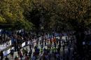 Un grupo de competidores se acerca a la meta del Maratón de Nueva York, el domingo 2 de noviembre de 2014 (AP Foto/Seth Wenig)