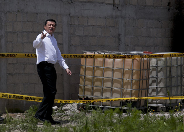 El secretario de Gobernación de México Miguel Ángel Osorio Chong llega el lunes 13 de julio de 2015 a una casa en construcción desde donde se presume se construyó el túnel por el que el narcotraficante Joaquín &amp;quot;El Chapo&amp;quot; Guzmán se escapó el sábado 11 de julio de 2015 de la cárcel de máxima seguridad del Altiplano, en Almoloya, México.(Foto AP/Marco Ugarte)